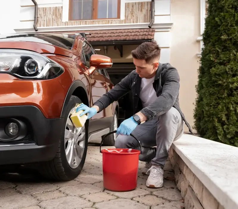 Lavage auto à domicile Saint-Martin-de-Fenouillet : professionnel intervenant sur un véhicule